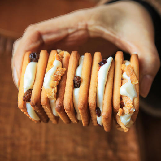 网红零食啵啵奶酥芒果葡萄蔓越莓混合装牛扎糖夹心酥脆饼干 160g 商品图0