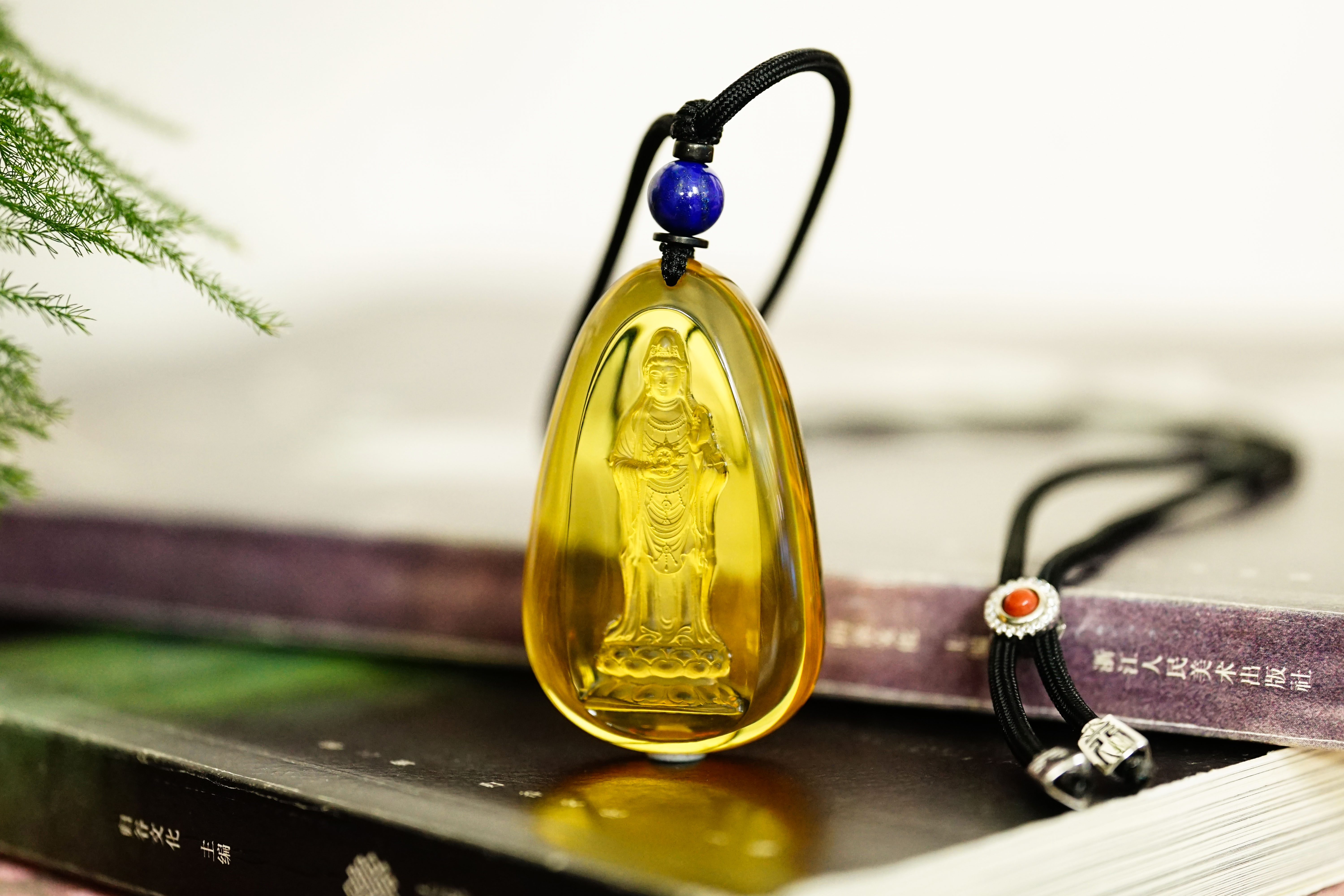 南海观音·墨西哥蓝珀水滴形雕件吊坠