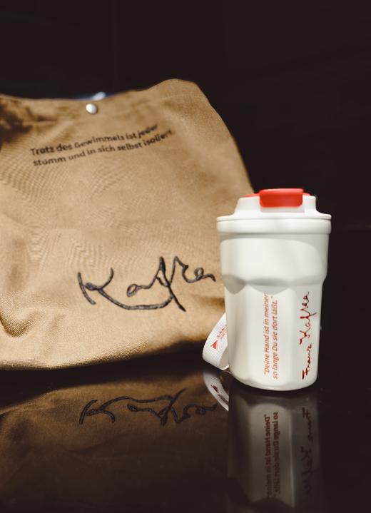 卡夫卡套组：深咖色签名刺绣托特包 + 卡夫卡“我会握紧你的手”便携式咖啡杯 商品图1