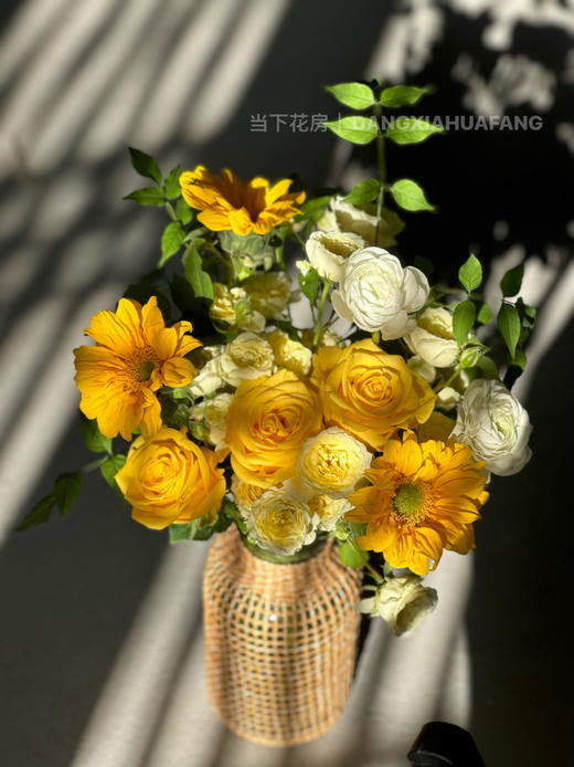 【想你时风起】金枝玉叶玫瑰3支黄色系多头玫瑰2支绿心迷你向日葵3支白色洋牡丹3支/份 商品图1