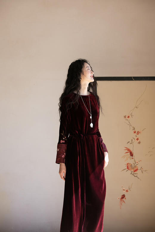 牧衣游原创 丝绒手绣连衣裙光泽质感禅意东方红色气质长裙 脉脉花 商品图5