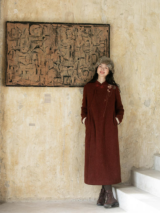 牧衣游原创 羊驼毛手绣毛呢长外套软糯绒面复古东方红色大衣 兰生 商品图0