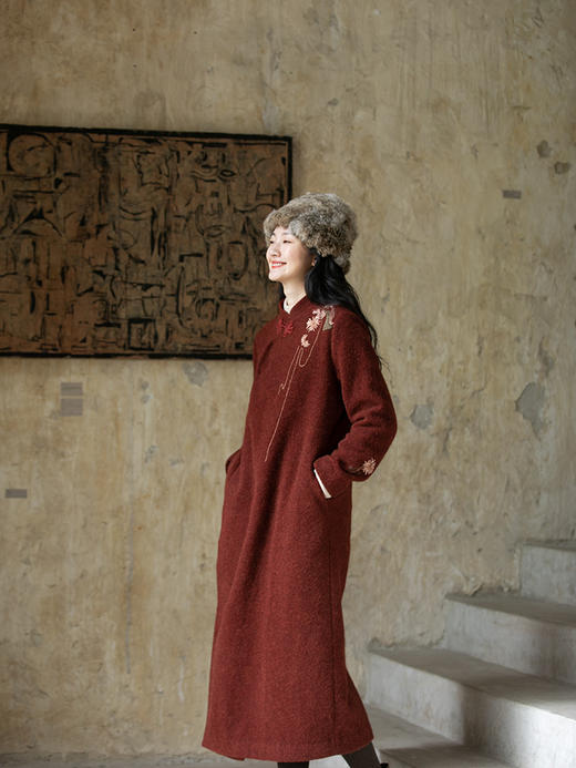 牧衣游原创 羊驼毛手绣毛呢长外套软糯绒面复古东方红色大衣 兰生 商品图2