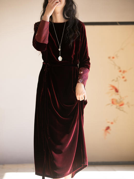 牧衣游原创 丝绒手绣连衣裙光泽质感禅意东方红色气质长裙 脉脉花 商品图1