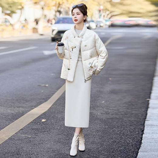 冬季新款，盘扣刺绣羽绒服女拼接仿真毛毛羽绒服外套HR-YQH9967 商品图5