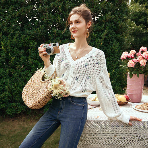 OLrain欧芮儿杏白色针织衫女秋冬2023年新款宽松V领镂空绣花开衫 商品图1