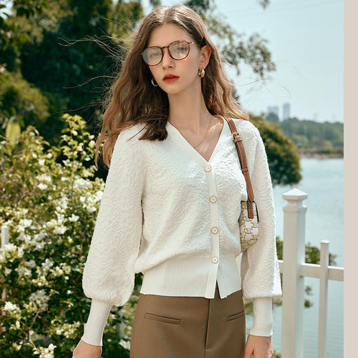 OLrain欧芮儿杏白色针织衫女早春2024年新款优雅暗纹提花开衫毛衣 商品图1