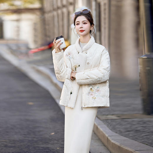 冬季新款，盘扣刺绣羽绒服女拼接仿真毛毛羽绒服外套HR-YQH9967 商品图6