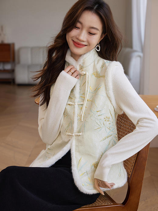 【年货节】熙世界新中式盘扣兔毛立领马甲短外套女冬夹棉国风无袖马夹上衣 商品图5