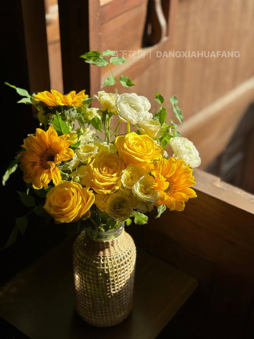 【想你时风起】金枝玉叶玫瑰3支黄色系多头玫瑰2支绿心迷你向日葵3支白色洋牡丹3支/份 商品图3