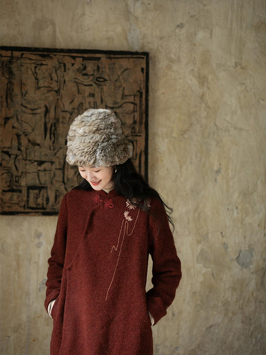 牧衣游原创 羊驼毛手绣毛呢长外套软糯绒面复古东方红色大衣 兰生 商品图3