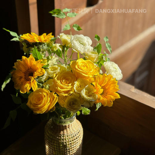 【想你时风起】金枝玉叶玫瑰3支黄色系多头玫瑰2支绿心迷你向日葵3支白色洋牡丹3支/份 商品图0