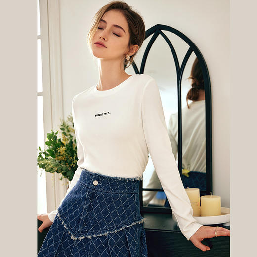 OLrain欧芮儿米白色T恤女秋冬2023新款百搭显瘦套头印花字母长袖 商品图1