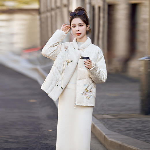 冬季新款，盘扣刺绣羽绒服女拼接仿真毛毛羽绒服外套HR-YQH9967 商品图4