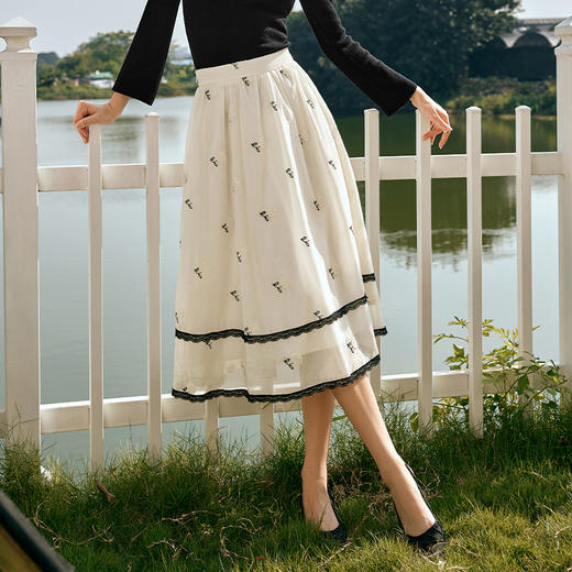 OLrain欧芮儿法式杏黄色半身裙女早春2024新款百搭刺绣中长伞裙 商品图1