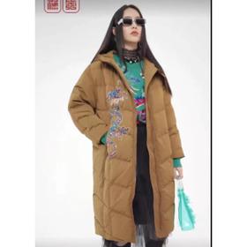 南二楼渔牌2023年冬季带帽绣花加厚长羽绒外套FGHD5025精品女装