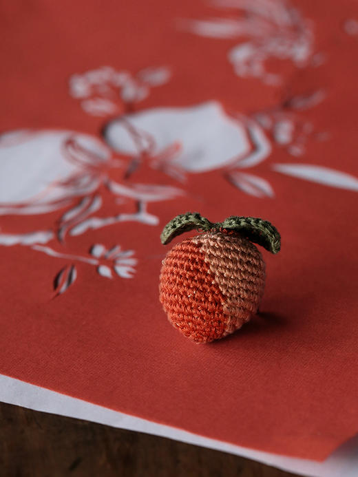 牧衣游原创 桃子手钩花胸针百搭趣味 桃之夭夭【不支持会员折】 商品图1