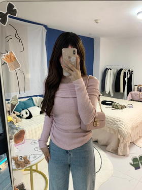 粉色一字肩上衣，尽显女人味~