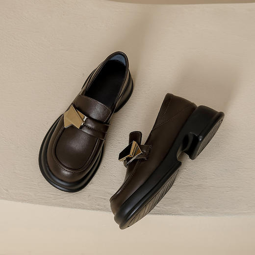 【女鞋专场】英伦风棕色真皮小皮鞋2023新款复古粗跟乐福鞋女一脚蹬圆头女单鞋 商品图5