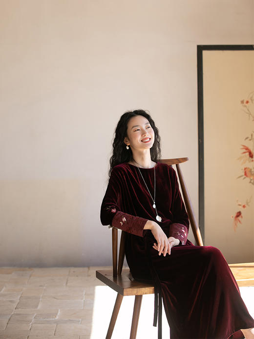 牧衣游原创 丝绒手绣连衣裙光泽质感禅意东方红色气质长裙 脉脉花 商品图2