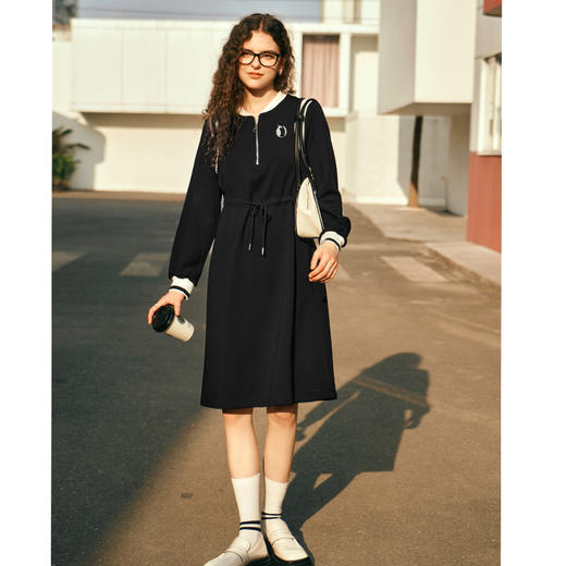 OLrain欧芮儿黑色抽绳连衣裙女早春2024年新款气质收腰刺绣卫衣裙 商品图1