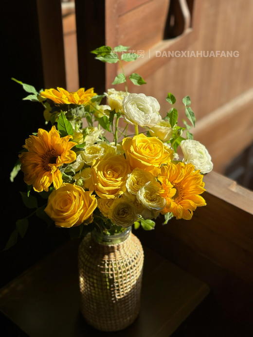 【想你时风起】金枝玉叶玫瑰3支黄色系多头玫瑰2支绿心迷你向日葵3支白色洋牡丹3支/份 商品图12