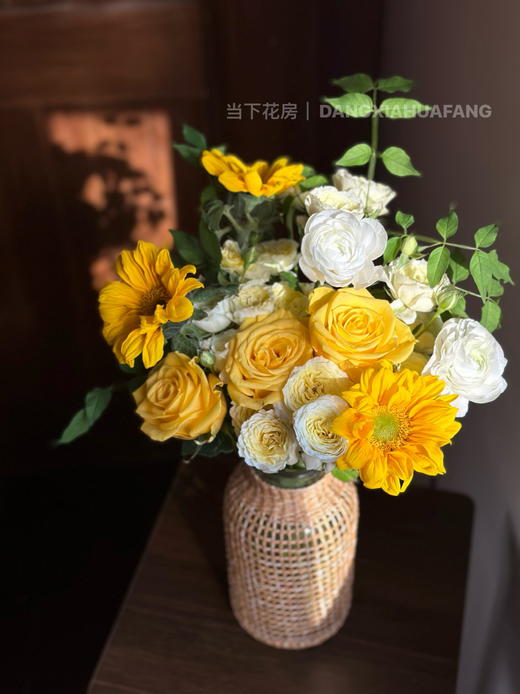 【想你时风起】金枝玉叶玫瑰3支黄色系多头玫瑰2支绿心迷你向日葵3支白色洋牡丹3支/份 商品图9