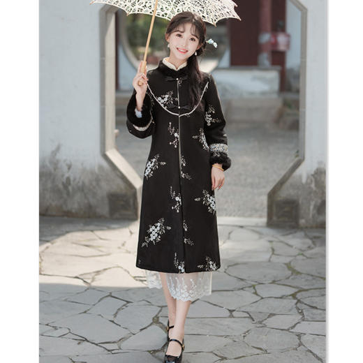 麂皮绒绣花加绒旗袍外套，时尚改良新中式旗袍大衣HYM-23532 商品图3