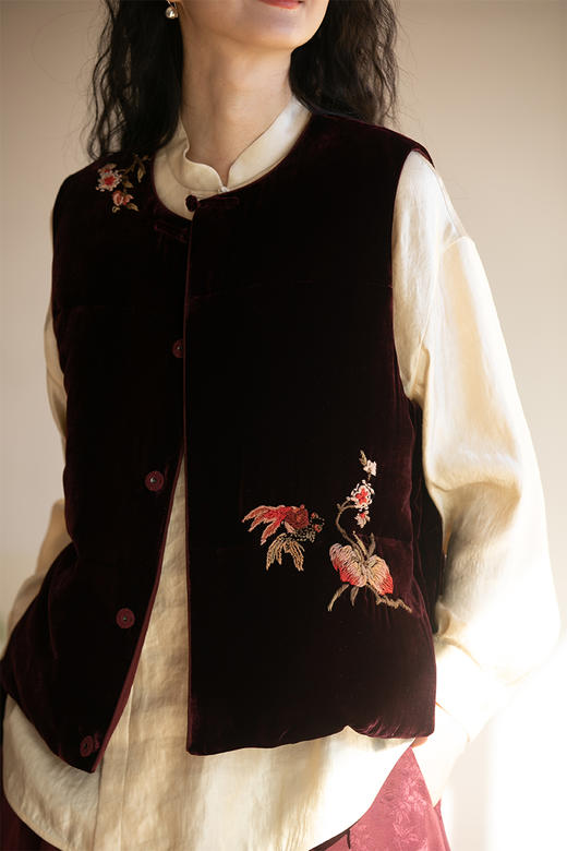 牧衣游原创 丝绒刺绣无袖羽绒马甲95白鸭绒东方新中式马夹 白鹤眠 商品图5