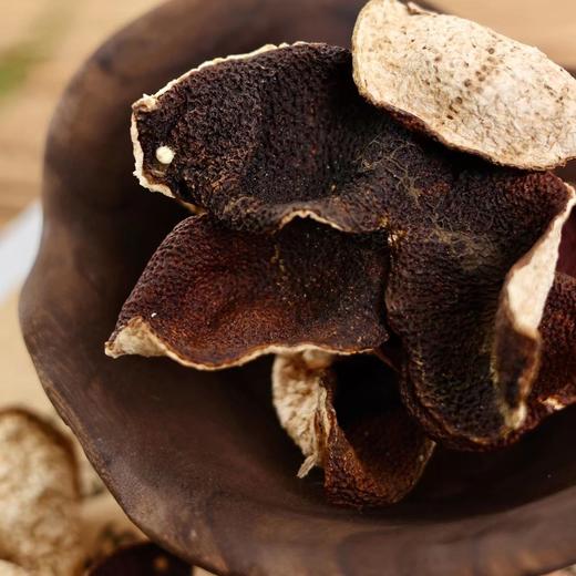 一两陈皮一两金的【新会陈皮】用传统的“两刀三瓣”手艺将柑皮切开剥离果肉，自然阳光晾晒，自然陈化，不添加任何人工物质，最大程度保证陈皮的香气，其味甘、香、醇 商品图1