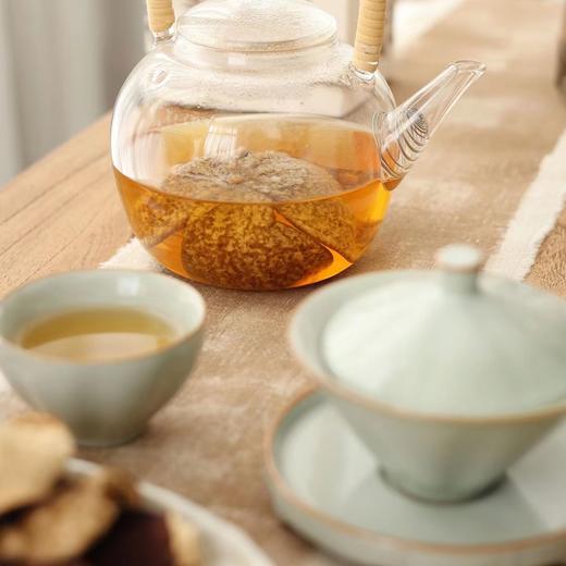 一两陈皮一两金的【新会陈皮】用传统的“三刀三瓣”手艺将柑皮切开剥离果肉，自然阳光晾晒，自然陈化，最大程度保证陈皮的香气，其味甘、香、醇 商品图4