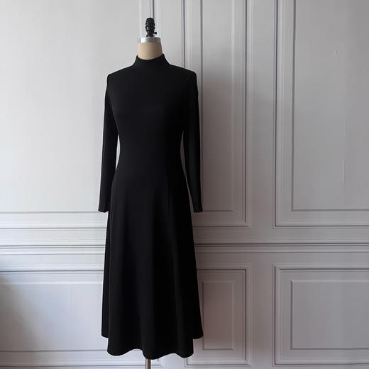 黑色圆舞曲—舒适极简半高领修身长裙 - 优雅通勤连衣裙 2201100 商品图1