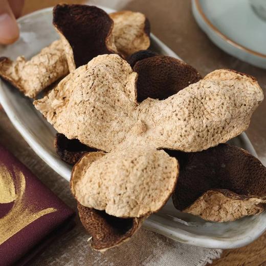 一两陈皮一两金的【新会陈皮】用传统的“三刀三瓣”手艺将柑皮切开剥离果肉，自然阳光晾晒，自然陈化，最大程度保证陈皮的香气，其味甘、香、醇 商品图2