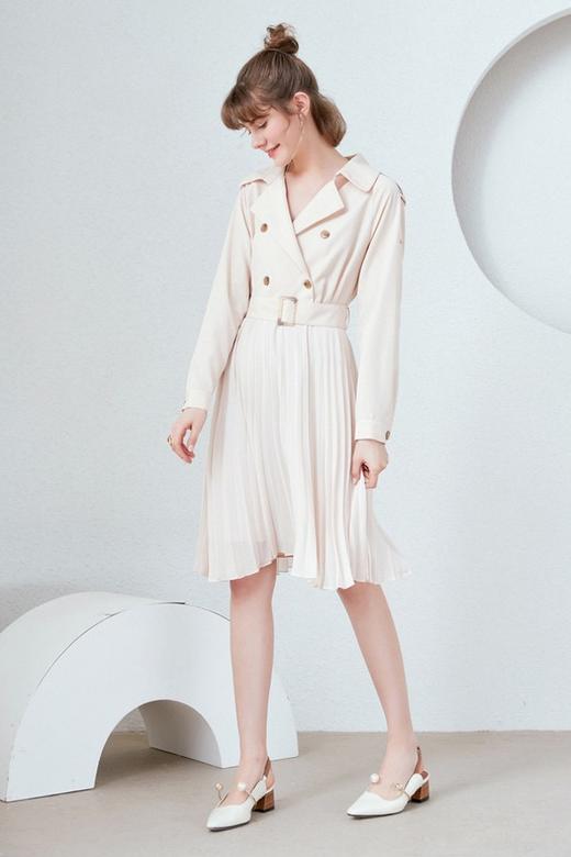 Y.SING衣香丽影 米色风衣式百褶连衣裙 9651 商品图1