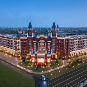 ￥299起/单人1晚--盐城天沐温泉度假酒店聚会套餐，6人起订，荷兰花海旁，泡天沐温泉，享春日旅聚