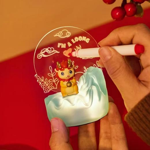 大英博物馆龙年系列 萌龙抱珠亚克力小夜灯桌面摆件 商品图3