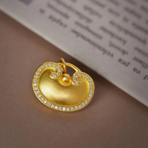 古法黄金点钻系列 二款足金镶钻吊坠 小木鱼/如意锁 商品图1