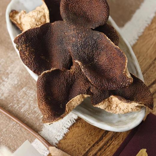 一两陈皮一两金的【新会陈皮】用传统的“三刀三瓣”手艺将柑皮切开剥离果肉，自然阳光晾晒，自然陈化，最大程度保证陈皮的香气，其味甘、香、醇 商品图1