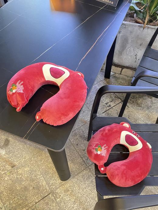 【迪士尼】草莓熊记忆棉U型枕，轻盈柔软，恣意享受午睡时光。精选慢回弹材质，贴合颈部曲线，缓解颈椎压力。无论是办公室、旅行还是家中，让你每一次都沉浸于草莓熊的温暖怀抱！ 商品图3