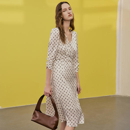 EITIE爱特爱春季新款气质优雅高腰V领显瘦连衣裙7307018 商品图2