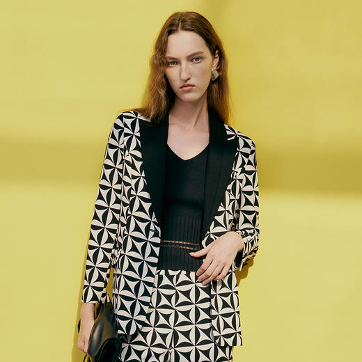 EITIE爱特爱春季新款撞色几何图形印花外套7303007 商品图1