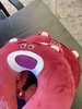 【迪士尼】草莓熊记忆棉U型枕，轻盈柔软，恣意享受午睡时光。精选慢回弹材质，贴合颈部曲线，缓解颈椎压力。无论是办公室、旅行还是家中，让你每一次都沉浸于草莓熊的温暖怀抱！ 商品缩略图4