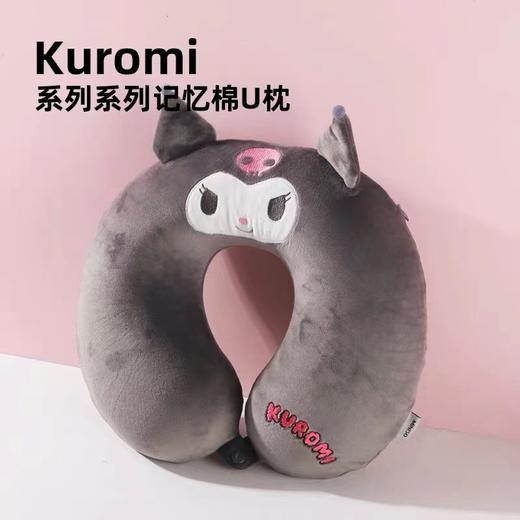 【迪士尼】草莓熊记忆棉U型枕，轻盈柔软，恣意享受午睡时光。精选慢回弹材质，贴合颈部曲线，缓解颈椎压力。无论是办公室、旅行还是家中，让你每一次都沉浸于草莓熊的温暖怀抱！ 商品图1