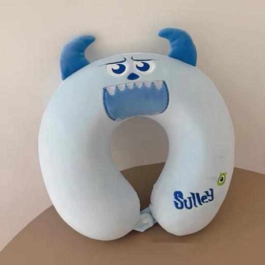 【迪士尼】草莓熊记忆棉U型枕，轻盈柔软，恣意享受午睡时光。精选慢回弹材质，贴合颈部曲线，缓解颈椎压力。无论是办公室、旅行还是家中，让你每一次都沉浸于草莓熊的温暖怀抱！ 商品图2