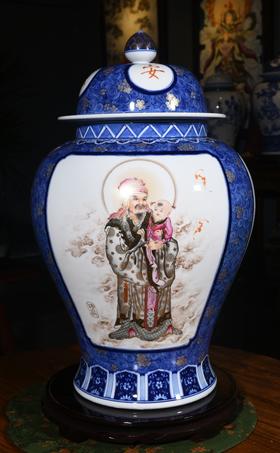 青花描金开窗墨彩描金人物福禄寿将军罐
