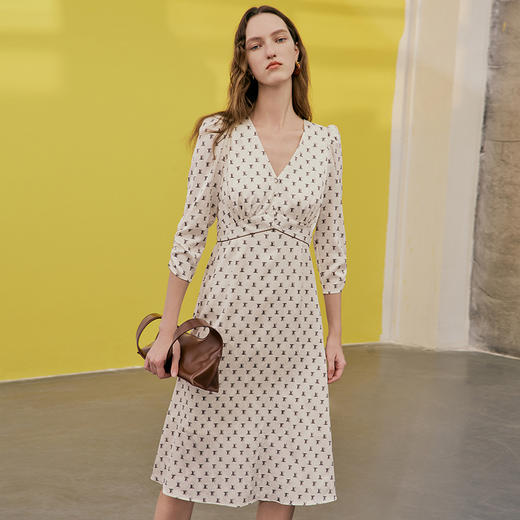 EITIE爱特爱春季新款气质优雅高腰V领显瘦连衣裙7307018 商品图3