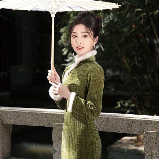 2023冬季新款加绒加厚毛领长款侧八扣中国复古风修身旗袍SJT-409 商品图3