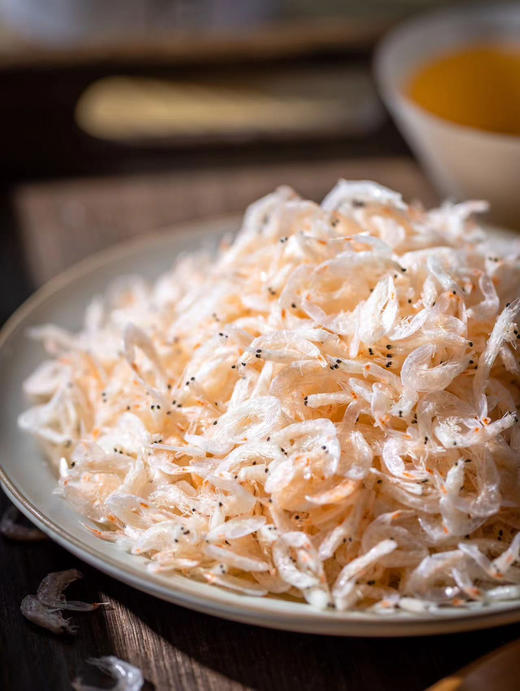 北纬39°大连湾海域，传统无盐晾晒虾皮，金黄饱满。拌菜、煲汤、包饺子时加一勺，山海鲜味瞬间释放，老人小孩都能吃。钙含量是牛奶10倍限量捕捞季现货，从渤海湾直供餐桌，干净无沙150克/罐，一组两罐 商品图0