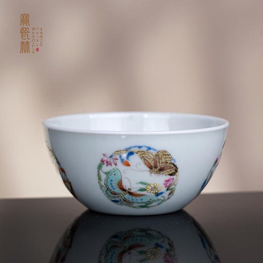 青花五彩团蝶卧足杯 商品图0