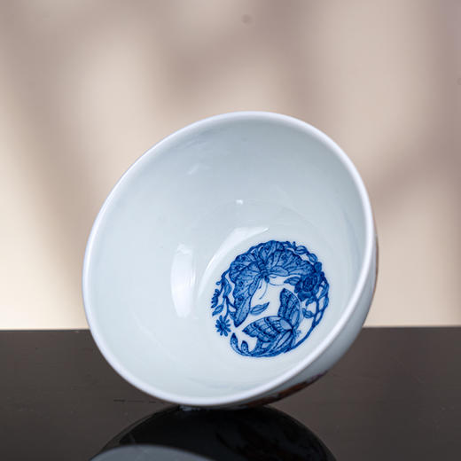 青花五彩团蝶卧足杯 商品图4